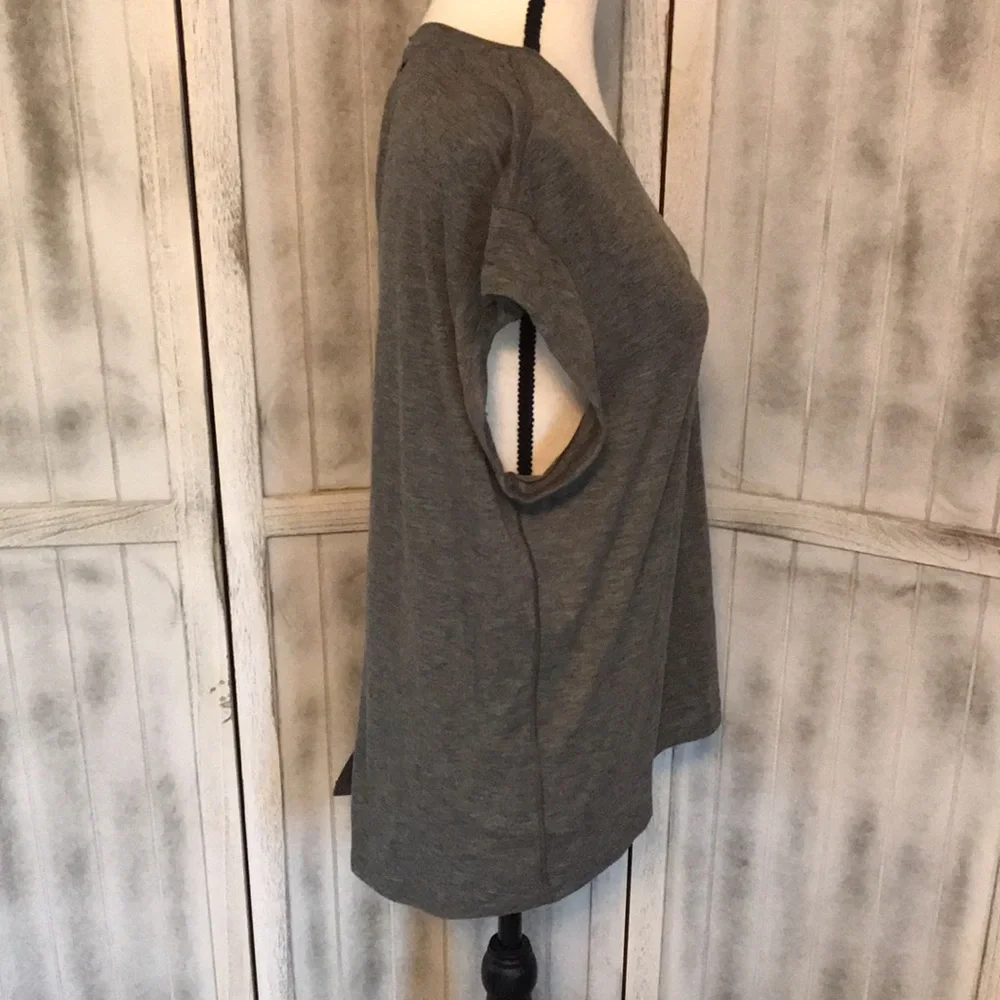 Lululemon tee - Picture 2 of 4